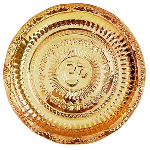 Plateau de prière rond en cuivre fait main de 24 cm avec gravure Om et décorations artistiques sanskrites, thali décoratif pour les célébrations festives - Product Image 3