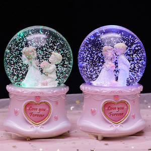 تذكارات عيد الحب الإبداعية: كرة ثلجية موسيقية من الراتنج، كرة كريستالية رومانسية للحب والزفاف، زينة حالمة - Product Image 1