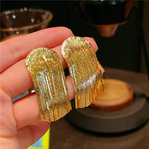 2025 nueva llegada Nueva joyería de moda 24K oro Real de alto grado curvo <span class=keywords><strong>sin</strong></span> hueso borla pendientes moda cadena de oro borla pendientes - Product Image 5