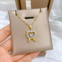 Colliers en gros en acier inoxydable avec pendentif double cœur ailé creux en zircon pour femmes, bijoux de mode en vrac