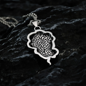 Colgante de calavera de acero inoxidable yunnique con serpiente, estilo gótico, amuleto para hombre, para combinar con ropa, regalo - Product Image 4
