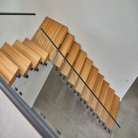 Escalier mono-rampe moderne, durable et écologique pour intérieur, avec garde-corps en verre et construction acier-bois, garantie 5 ans