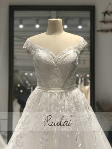 Ruolai OWD-H2430 dentelle appliques décolleté en V robe de mariée découpe a-ligne tribunal train robes de mariée pour les femmes - Product Image 2