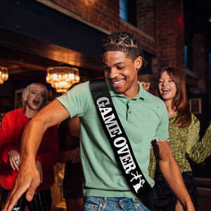 Écharpe de Marié en Satin « Game Over » pour Enterrement de Vie de Garçon, Idée Cadeau Amusante pour Mariage et Fiançailles, pour Marié Gamer ou Récentment Divorcé - Product Image 3