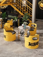 Ensemble de mobilier de bar de luxe en fer forgé industriel, comprenant canapé de banquette et table et chaise en forme de baril de pétrole, pour café, club moto, lounge, hôtel