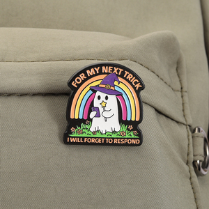 Pin de Esmalte con Diseño de Bruja y Sombrero de Fantasma Arcoíris, Estilo Caricatura Espeluznante, Venta al por Mayor - Product Image 3