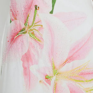 Elegante Vestido Largo Informal de Satén con Estampado Floral de Lirios Blancos y Rosas, Un Hombro Descubierto, Adornado con Pedrería, para Fiestas Formales - Product Image 6