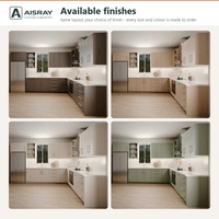 Meuble de cuisine moderne en chêne blanc en forme de L avec portes en dalles teintées fumées, boîtes en MDF et rangement par tiroirs