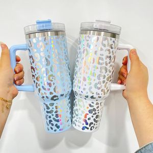 Tasse isotherme colorée de 40 oz en acier inoxydable à isolation sous vide, motif léopard holographique brillant, avec poignée et paille - Product Image 4