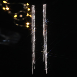 Boucles d'oreilles pendantes à pampilles en strass brillants de 20 cm pour femmes, plaquées argent, avec chaîne linéaire en cristal, pour fêtes et mariages - Product Image 2