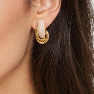 Pendientes Huggie de Resina Geométrica en Forma de Arco, Color Oro 18K, Poste de Acero Inoxidable, Diseño Simple y Moderno - Product Image 1