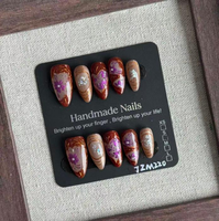 Ongles à presser faits main, style cour royale or rouge, scintillants dorés, fleurs en relief 3D blanches, simples et élégants