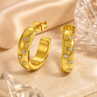 SUMMLY Klassische Wabenförmige Texturierte Huggie-Ohrringe 18K Vergoldeter Edelstahl C-Form Kleine Ohrstecker für Damen Schmuck