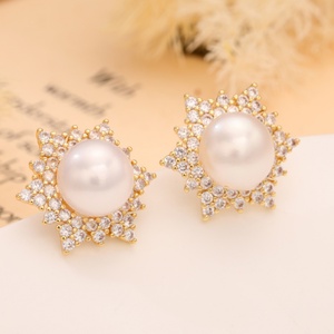 Wholesale Brass Stud Earrings with Trendy Flower Design Gold Plated Pearl Moissanite Zircon Diamond Accessories for Anniversary - Product Image 4