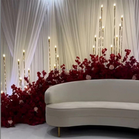 Décor de fond de scène de mariage personnalisé en usine, boule de fleurs de roses bordeaux, chemin de table de fleurs bordeaux
