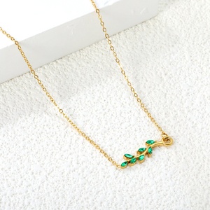 Collar con Colgante de Zirconia en Forma de Hoja, Chapado en Oro de 18K y PVD, Elegante y Creativo para Uso Diario, Joyería Fina para Mujer - Product Image 4