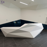 Bureau de réception moderne en pierre de marbre Corian blanc avec design diamant et éclairage LED pour cabinet dentaire, hôtel et hôpital