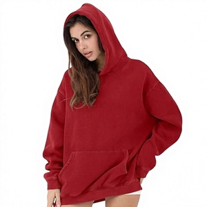 เสื้อฮู้ดผู้ชายสีแดงล้วน แขนเสื้อแบบแร็กแลนทรงโอเวอร์ไซส์ มีกระเป๋า - Product Image 3