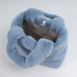 Sac fourre-tout en fausse fourrure douce d'hiver avec fermeture éclair et fleurs, design moelleux et duveteux pour la mode féminine - Product Image 6