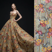 Tissu brodé en dentelle, parfait pour les robes de mariée, élaboré avec un style élégant et sophistiqué