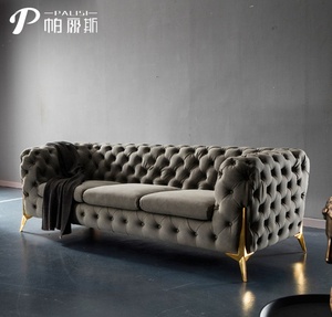 Canapé Chesterfield de luxe moderne et haut de gamme, capitonné, avec pieds dorés personnalisés, en tissu, pour villa, ensemble de 3 places - Product Image 1