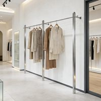Présentoir mural de luxe léger en acier inoxydable brossé pour vêtements et robes de mariée, idéal pour les magasins de prêt-à-porter féminin