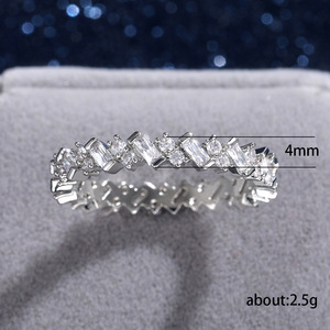 Anello a fascia intera di forma quadrata dal design moderno per donna - Product Image 5