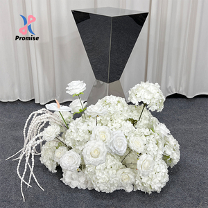 ลูกบอลดอกไม้ประดิษฐ์สีขาวทั้งหมด ทำจากผ้าไหม ประกอบด้วยกุหลาบและไฮเดรนเยีย งานแฮนด์เมด ดีไซน์ทันสมัย สวยงาม เหมาะสำหรับตกแต่งโต๊ะกลางในงานแต่งงาน ทางเดิน และเวที - Product Image 1