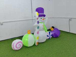 Muñeco de Nieve Inflable Iluminado de 7 Pies con Adornos, Decoración Navideña Inflable para Jardín, para Exteriores - Product Image 3