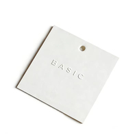 Étiquettes en plastique gaufré écologiques, belles étiquettes de marque durables pour vêtements, chaussures, sacs avec un design à cordon