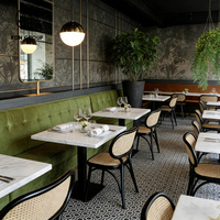 Meubles de restaurant modernes, banquette longue en velours vert, table carrée en marbre, chaise en rotin noir en métal pour café