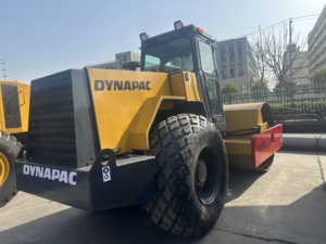 Apisonadora DYNAPAC CA30D Usada de 15 Toneladas para Nivelación de Sitios de Pozos de Gas en Diversos Terrenos, Bajo Ruido - Product Image 3