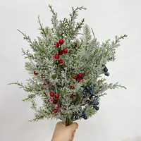 Ranting Cedar Buatan dengan Buah Berry Merah, Blueberry, dan Buah Pinus untuk Dekorasi Natal, Vas, Meja Rumah, dan Musim Dingin