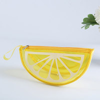 Kreatives Design Anpassen des Logos Wassermelone förmiger PVC-Reiß verschluss Kosmetischer Plastik beutel Wasserdichte süße Mini-Halbmond-Geldbörse