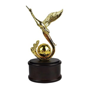 Trofeo de Aluminio Chapado en Oro Personalizado - Escultura de Trofeo en Forma de <span class=keywords><strong>Cisne</strong></span> Dorado, Regalo Empresarial Creativo - Product Image 1