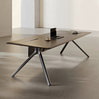 Bureau de direction moderne et minimaliste de luxe, poste de travail individuel, construction en bois, pieds chromés polis pour usage commercial