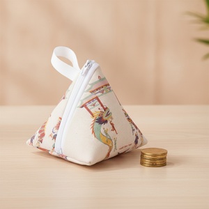 Porte-monnaie triangulaire en toile avec fermeture éclair et logo personnalisé, cadeau promotionnel unisexe tendance - Product Image 4