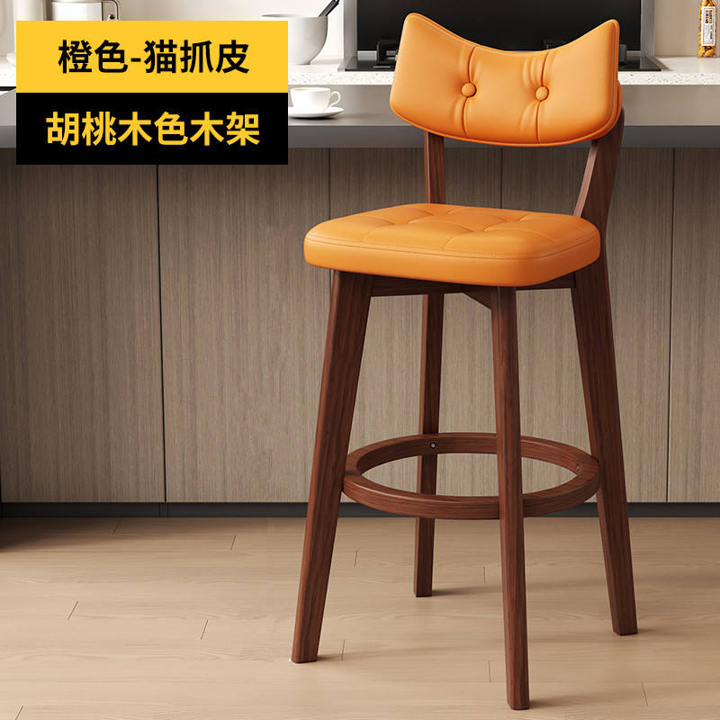 Cadre marron avec griffoir pour chat orange