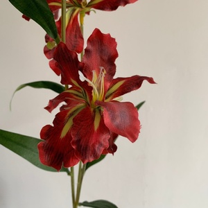 LO-1270 Vente en gros, Tige de lys Gloriosa artificiel bordeaux à 3 têtes, Branche de lys flamme en soie vintage pour centre de table de mariage - Product Image 3