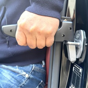 Soporte para manija de puerta de coche para personas mayores con agarre antideslizante y asistencia para levantar la pierna para facilitar la entrada y salida - Product Image 1