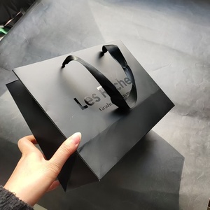 Sacs en papier noir personnalisés avec impression UV - Sacs shopping noirs mats de luxe avec poignées en tissu, sacs en papier de marque - Product Image 3