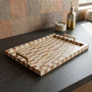 Bandeja de madera artesanal con patrón de ajedrez, acabado con incrustaciones de hueso, asas de latón, moderna bandeja rectangular para servir en mesa. - Product Image 1