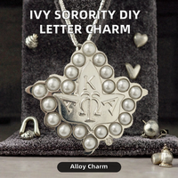 Broche de sororité en alliage avec accent perlé et pendentif lettre grecque, idéale pour cadeau et fête