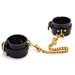 Menottes sexy en cuir noir avec boucle dorée pour bondage et domination, usage adulte - Product Image 3