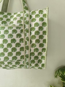 Sac fourre-tout en coton matelassé à motif animalier imprimé au bloc, fait main, sac à bandoulière pour le shopping et les voyages, pour femmes - Product Image 4