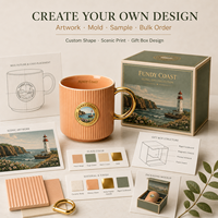 Tasse à café en porcelaine haut de gamme, motif Phare de la côte de Fundy, avec anse annelée couleur blush pêche et motif ondulé vertical