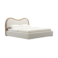 Lit double minimaliste avec tête de lit ondulée en tissu bouclé et cadre en pin