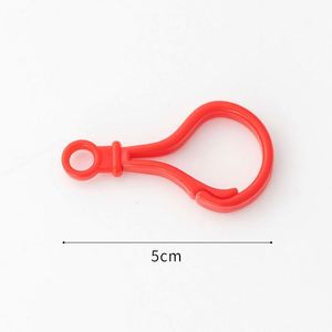 Clip Decorativo de Plástico con Forma de Punto de Interrogación, Color Caramelo, 5cm, para Decoración de Bolsos y Mochilas - Product Image 2