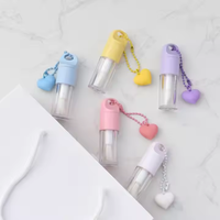 Vente en gros de tube de brillant à lèvres vide transparent avec grande brosse chaîne d'amour quantité minimale de commande bas emballage cosmétique de rouge à lèvres liquide en plastique bouchon à vis