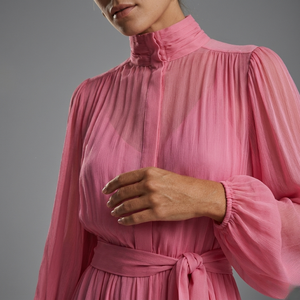 Vestido Midi Casual de Gasa Rosa con Cuello Alto, Plisado, Mangas Abullonadas y Cinturón, Estilo Holgado, Fabricante de Vietnam, Venta al por Mayor - Product Image 1